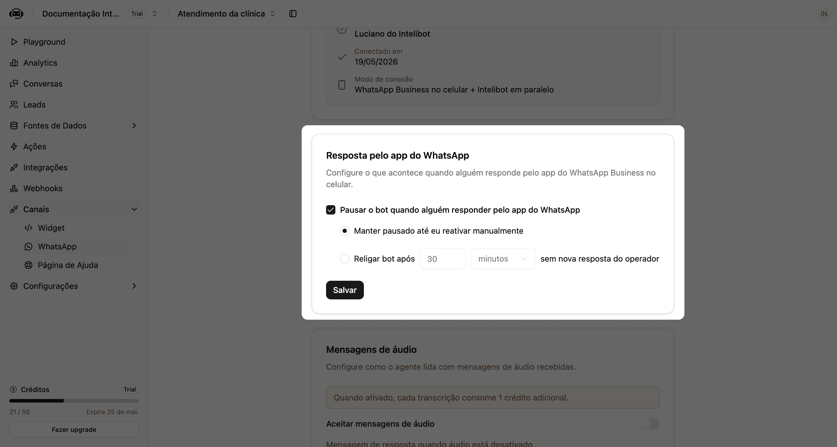 Card Resposta pelo app do WhatsApp com o checkbox marcado, opções de Manter pausado até reativar manualmente ou Religar bot após N minutos sem nova resposta do operador, e botão Salvar
