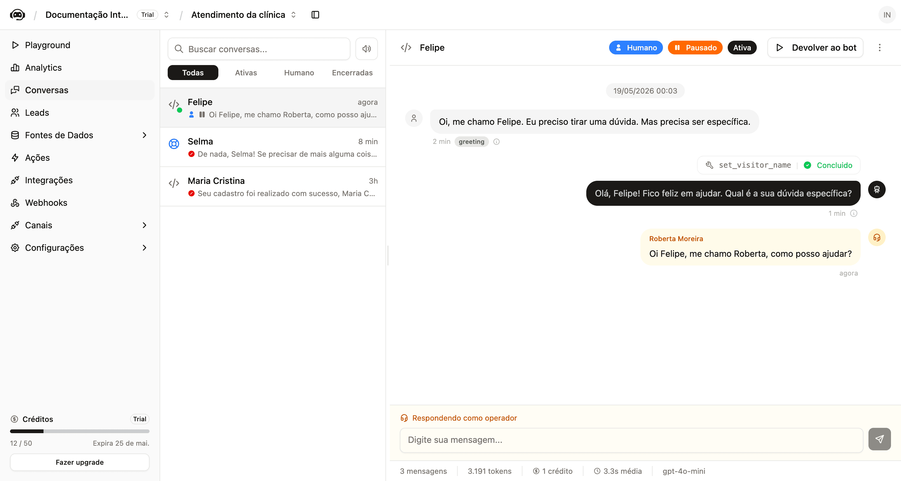 Conversa aberta com a badge Humano ativa, o atendente Pausado, botão Devolver ao bot no topo e campo Respondendo como operador no rodapé